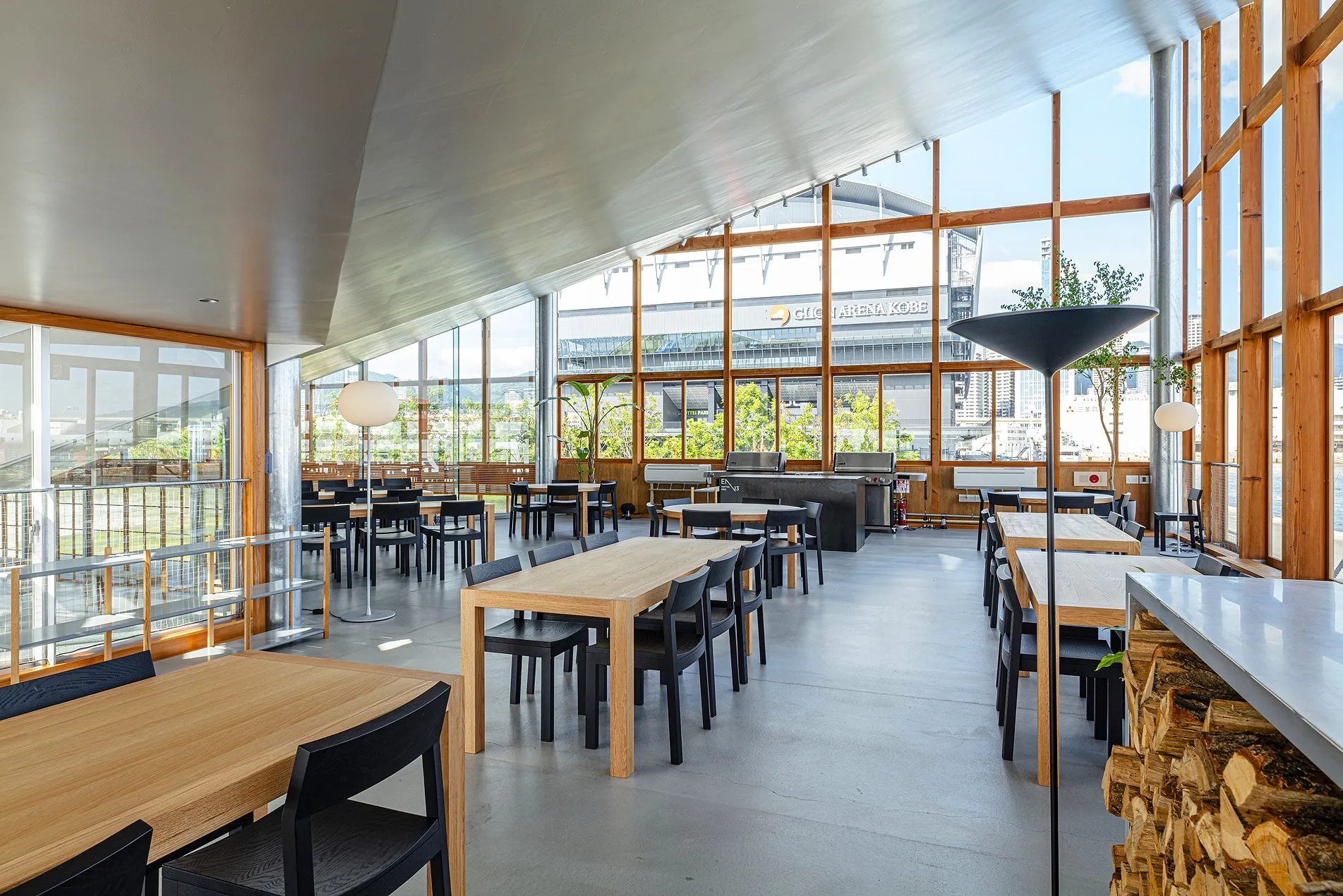 木の温もりを感じる開放的な屋内お食事スペース