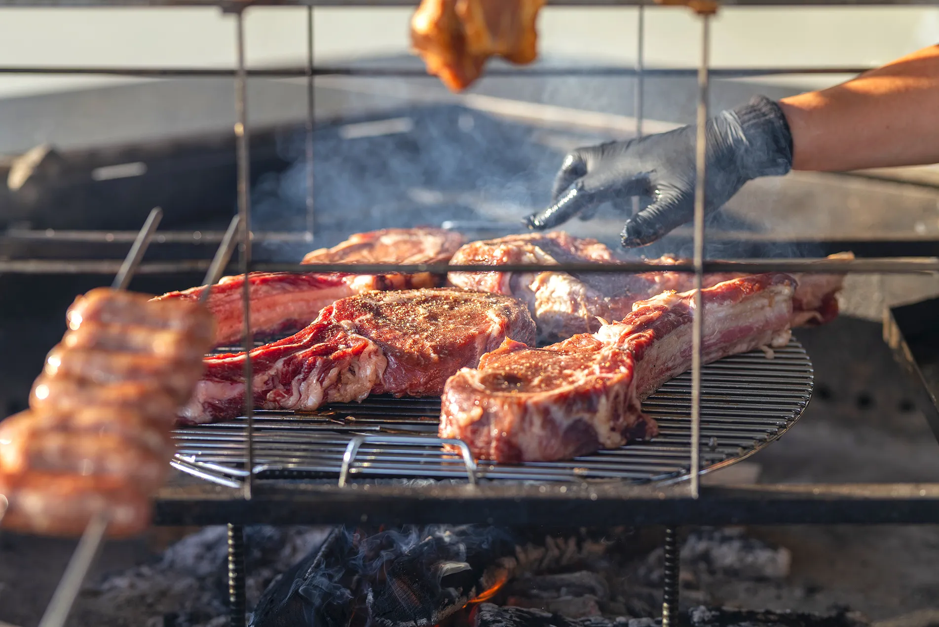 炭火で豪快に焼き上げる本格バーベキュー料理