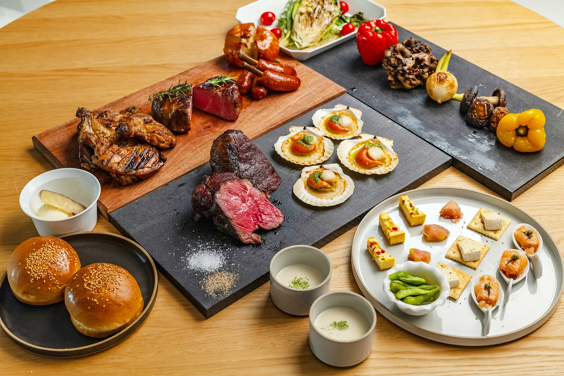 多彩な肉料理と前菜を楽しめるバーベキューメニュー