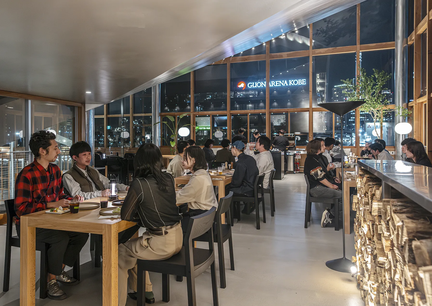 夜景を望みながら食事を楽しむ屋内エリア