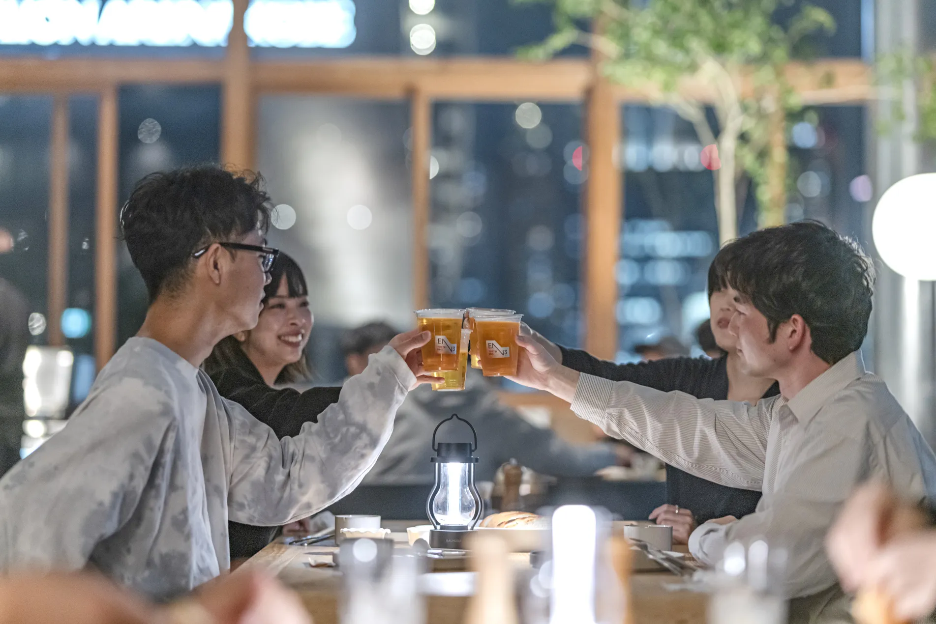 仲間と乾杯を楽しむナイトバーベキューのひととき