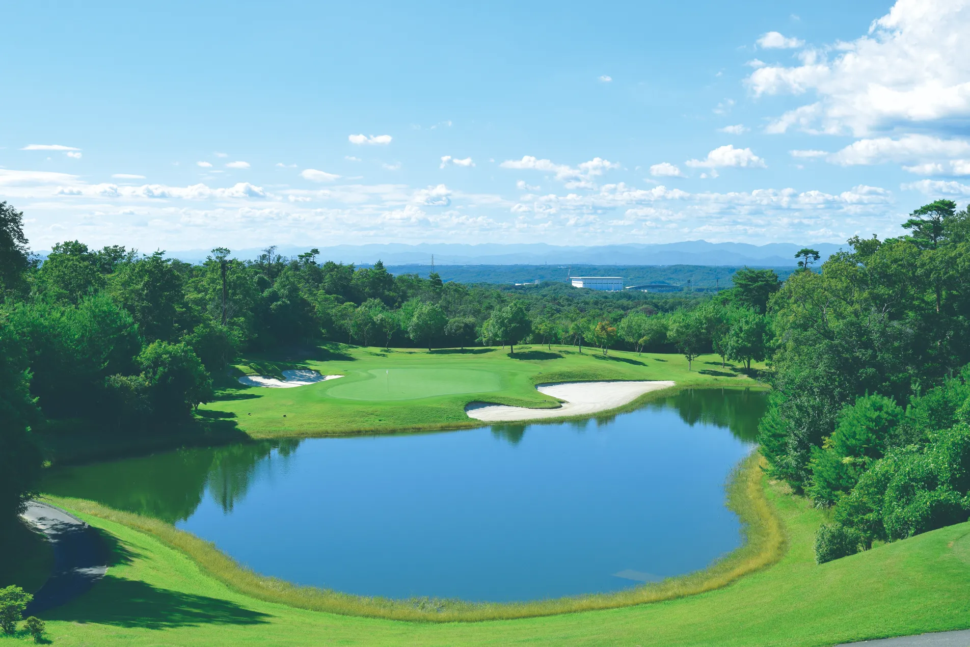 池越えグリーンのコース風景