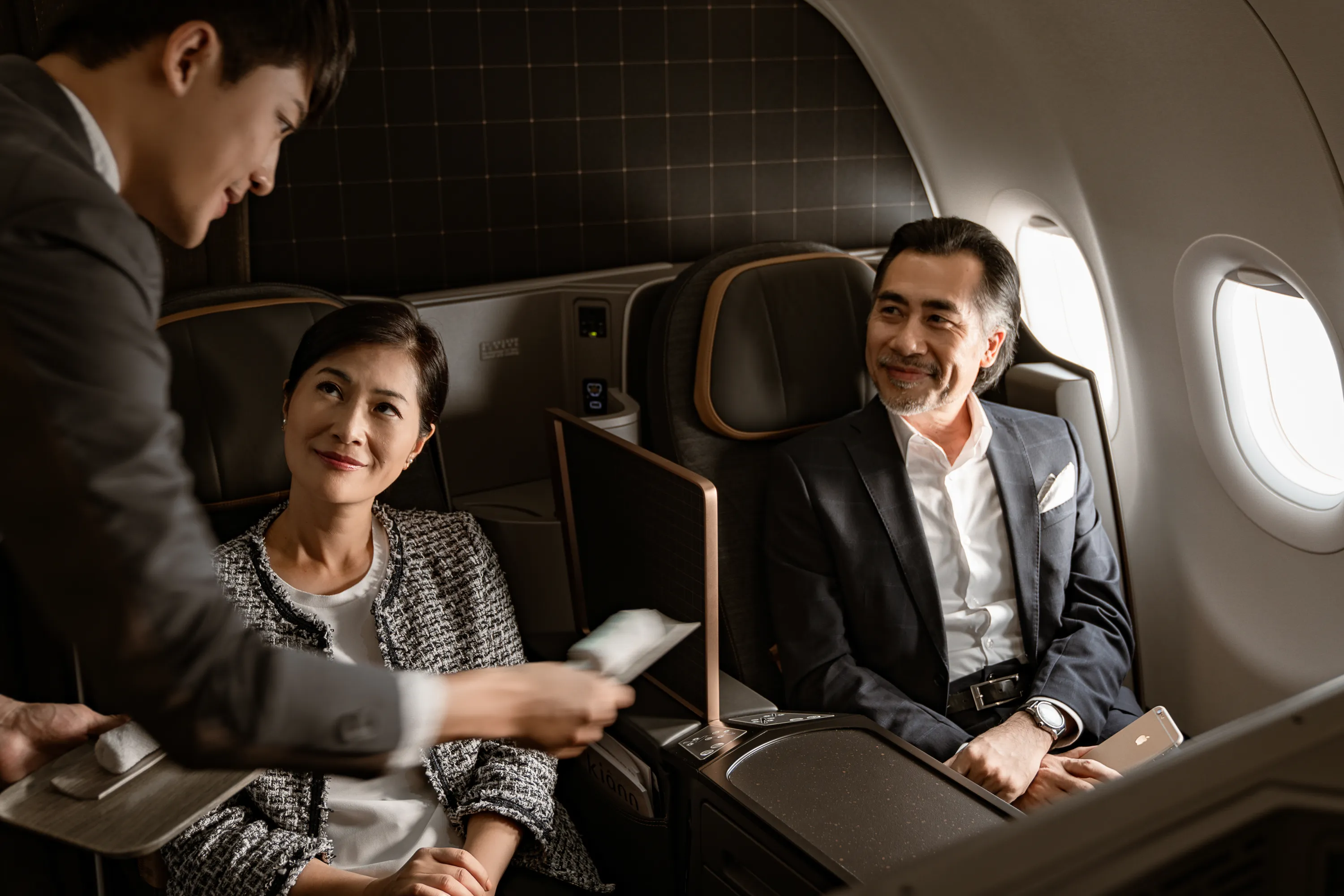 ビジネスクラス機内サービス風景