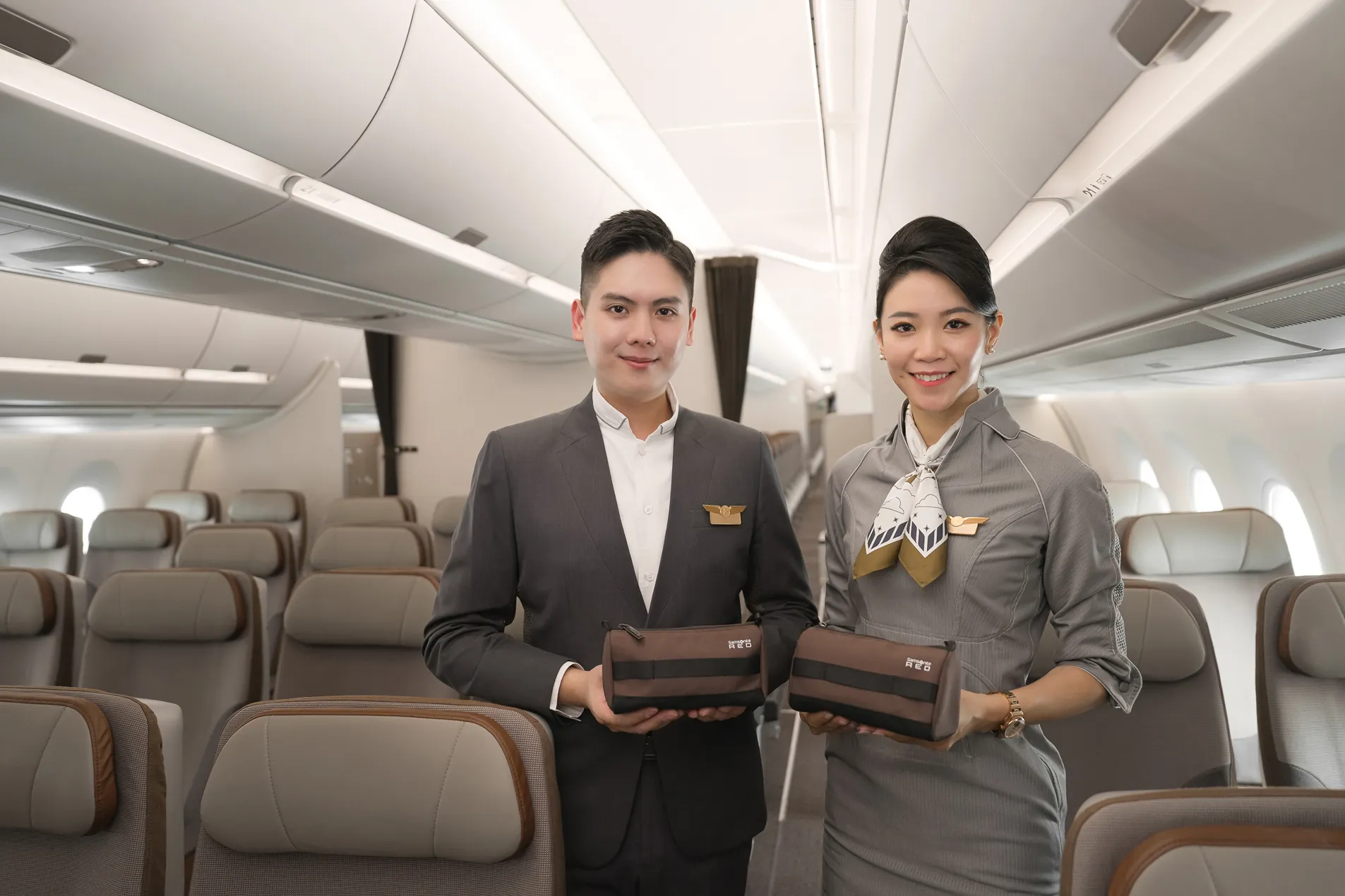 客室乗務員とアメニティキット