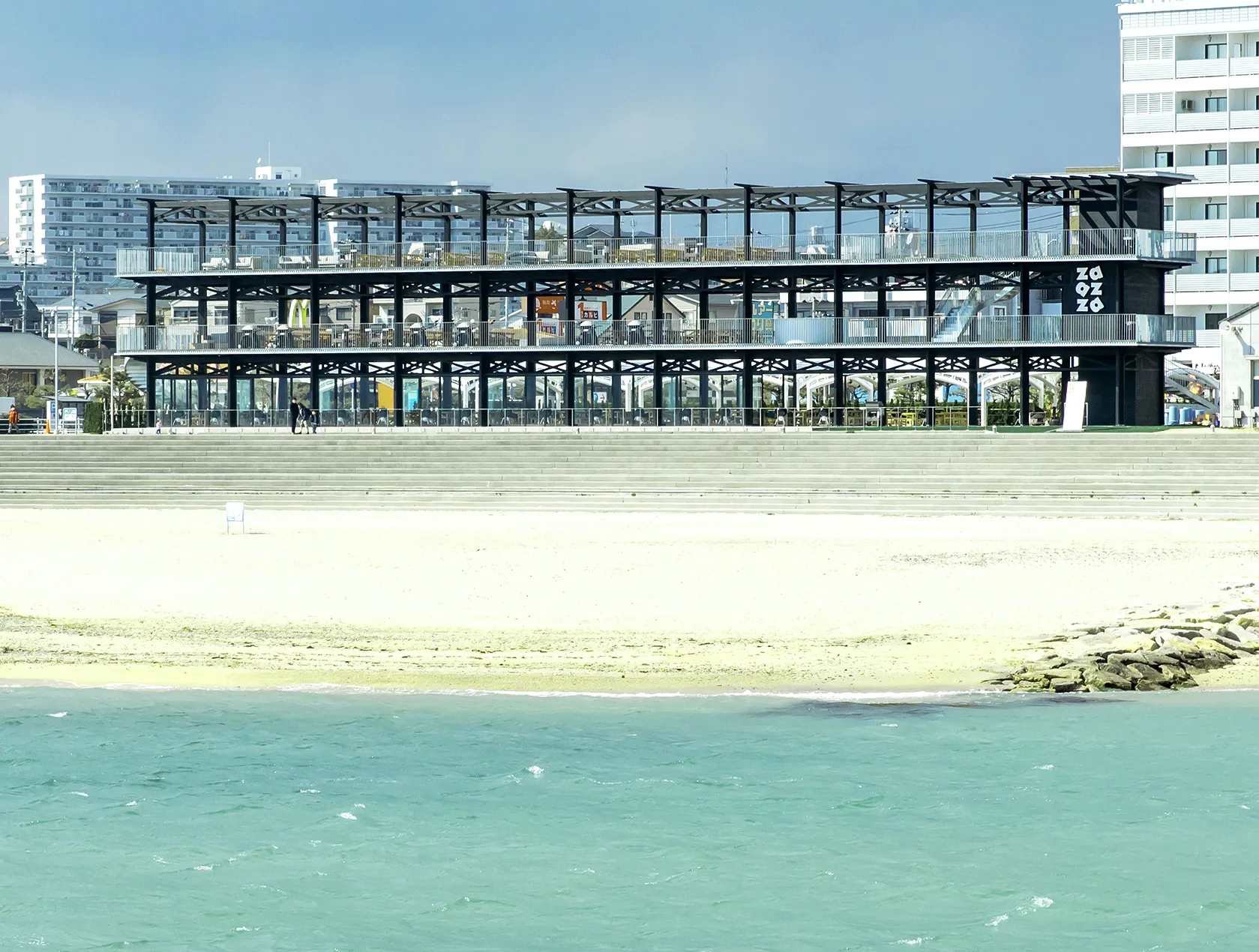 海沿いに建つ開放的なバーベキュー施設外観