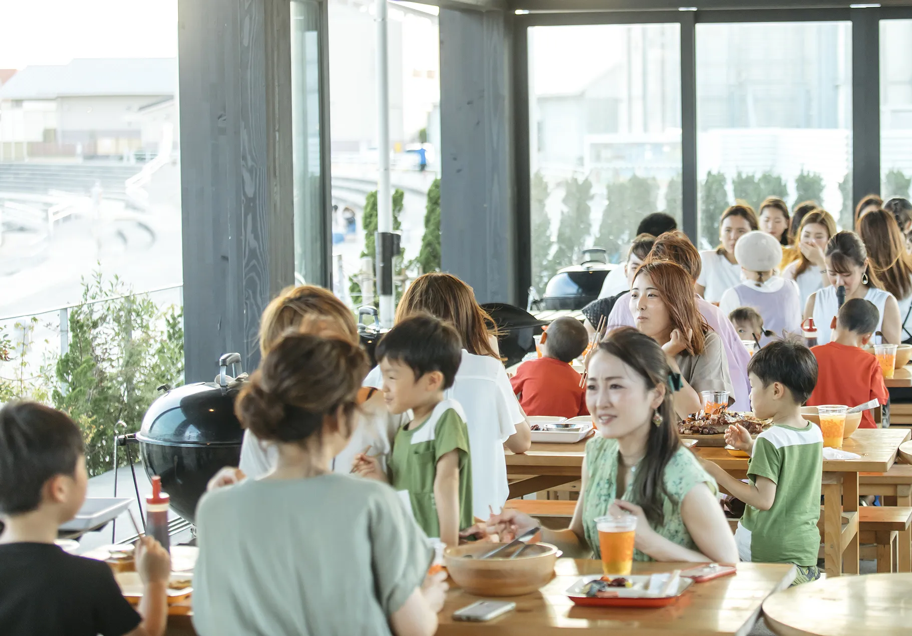 家族連れでにぎわう屋内バーベキュースペース