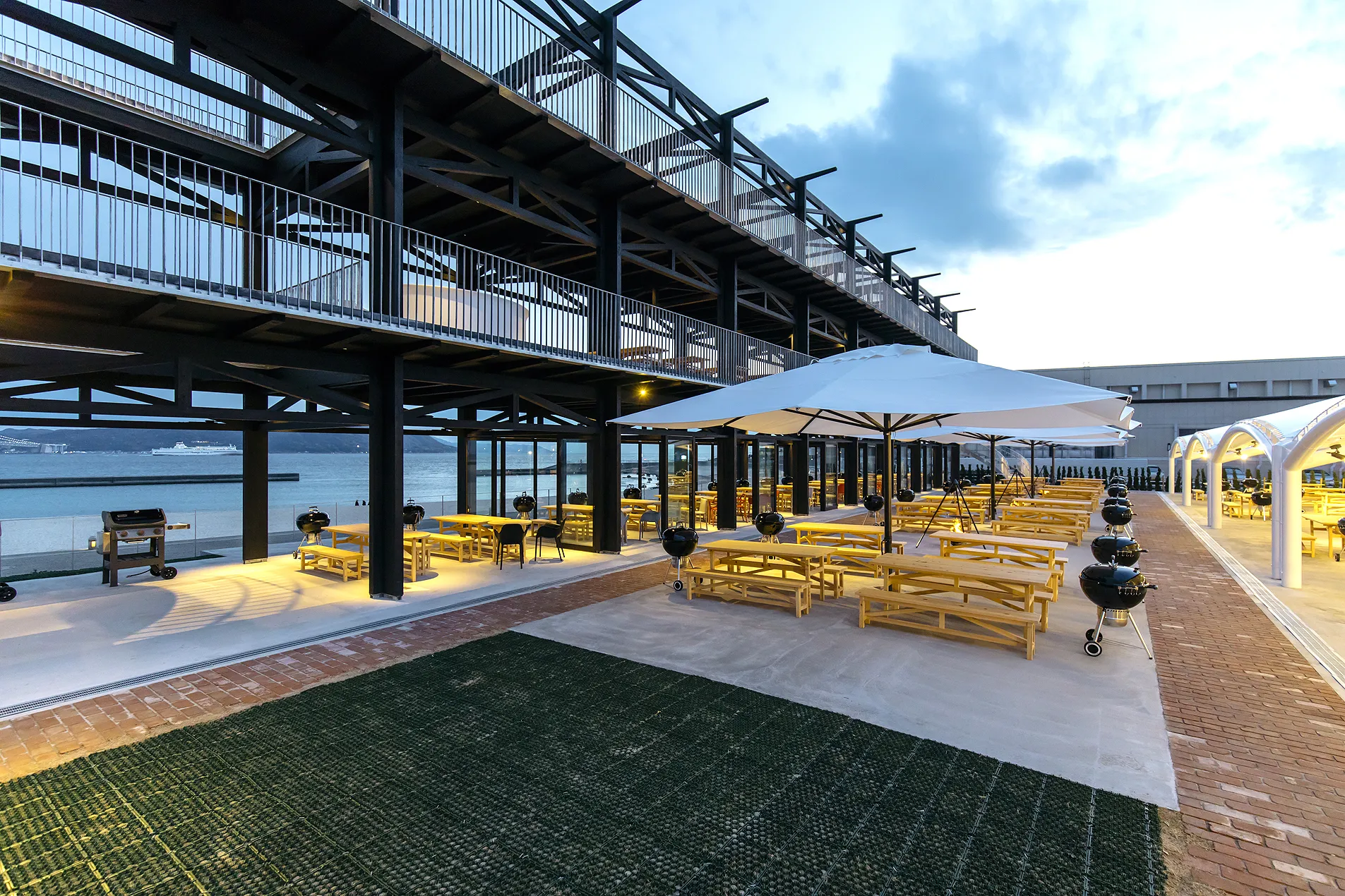 海を望むテラス席と屋外バーベキューエリア