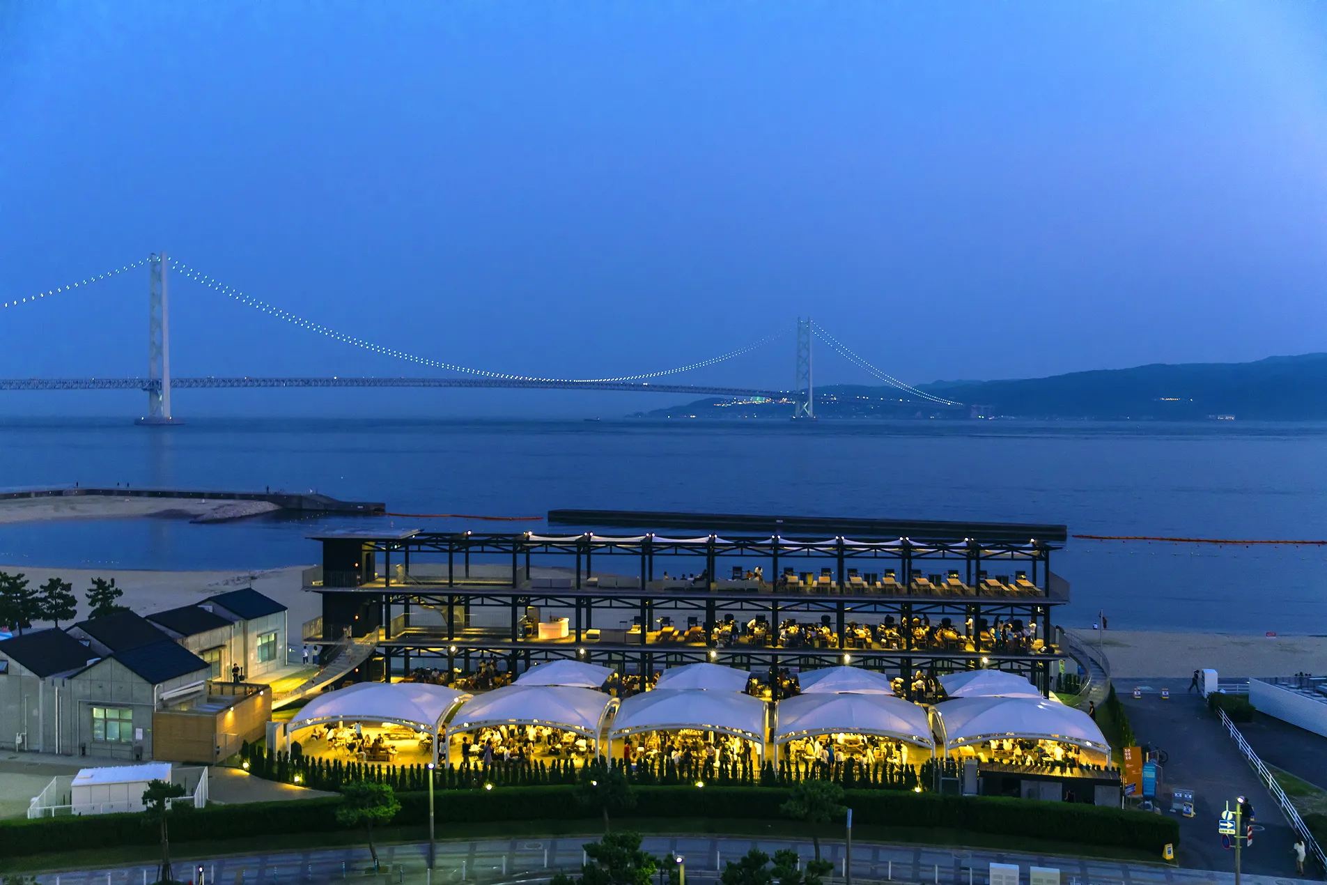 明石海峡大橋を望むナイトバーベキュー施設外観