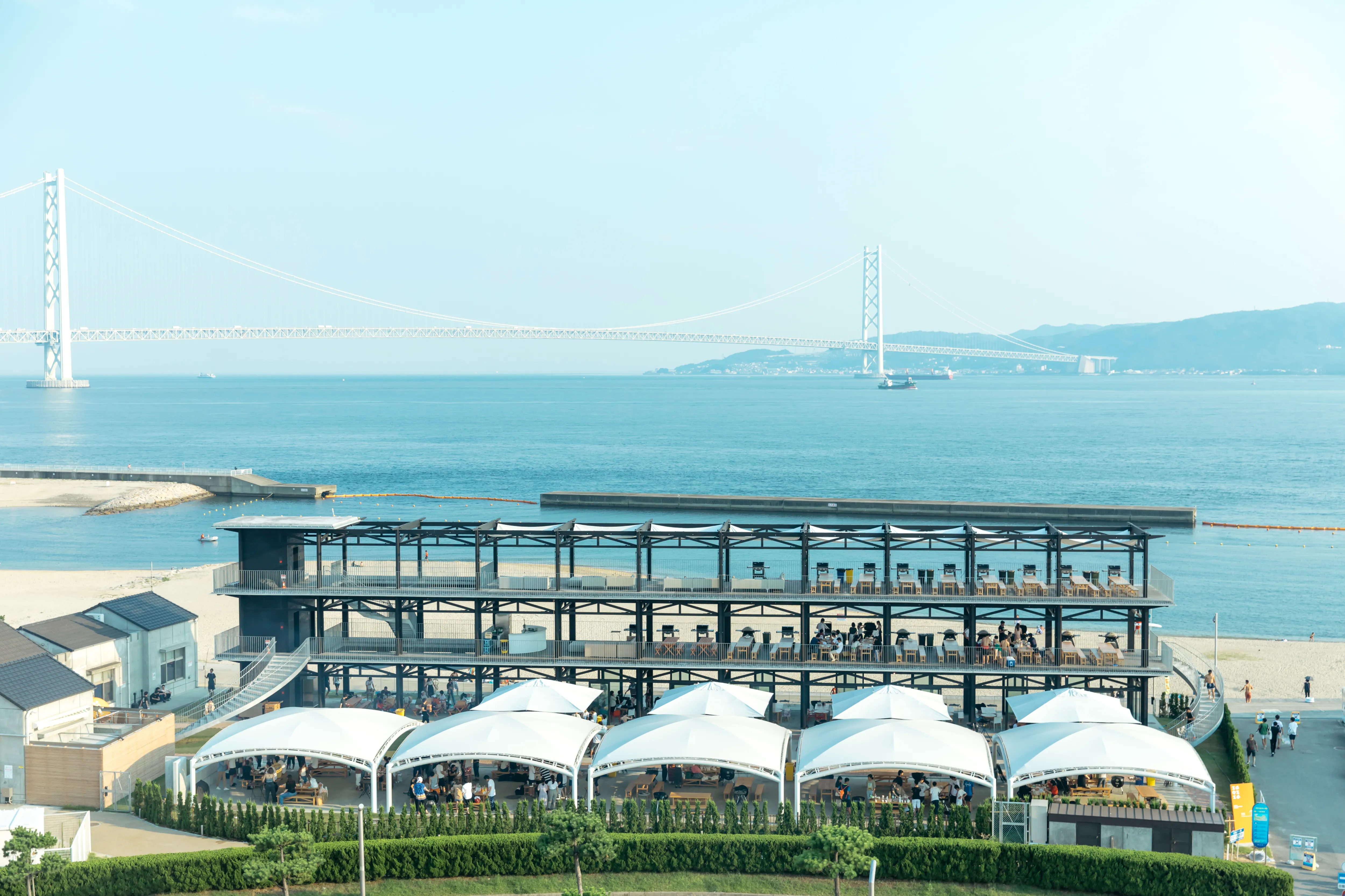 大蔵海岸BBQ ZAZAZA　明石海峡大橋を望む海辺のバーベキュー施設外観