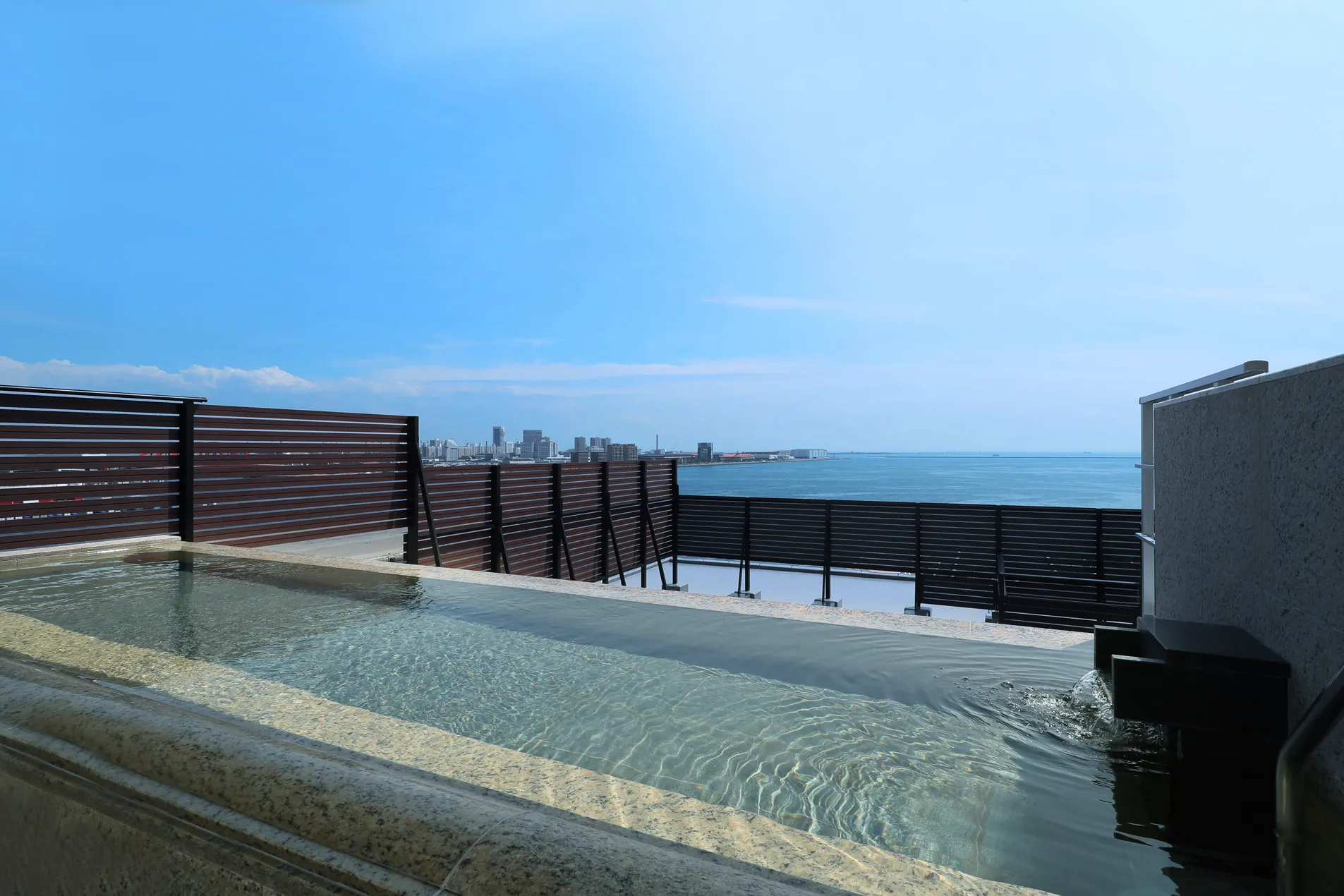 神戸港を望む展望露天風呂