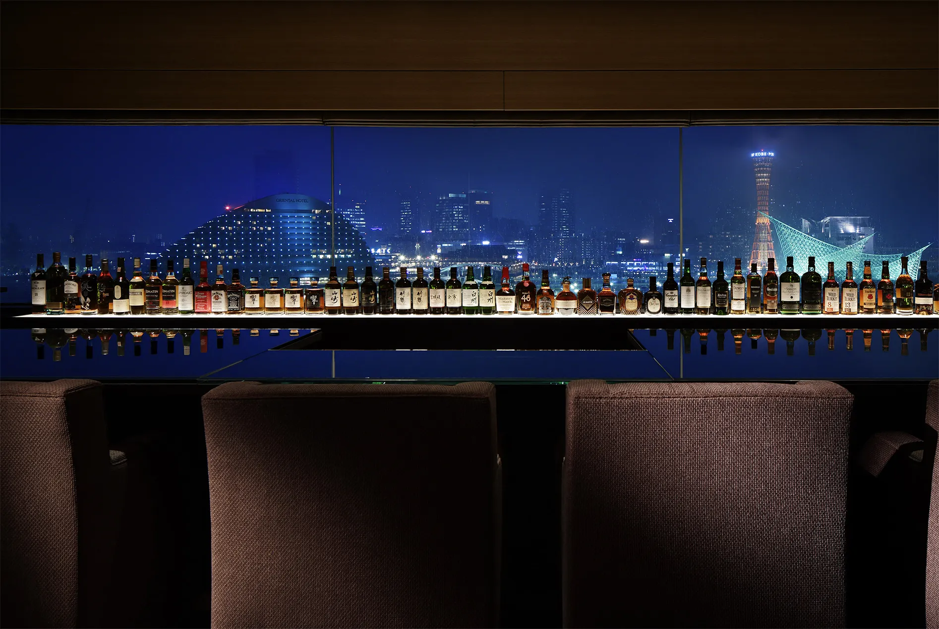 神戸港夜景を望むバーカウンター