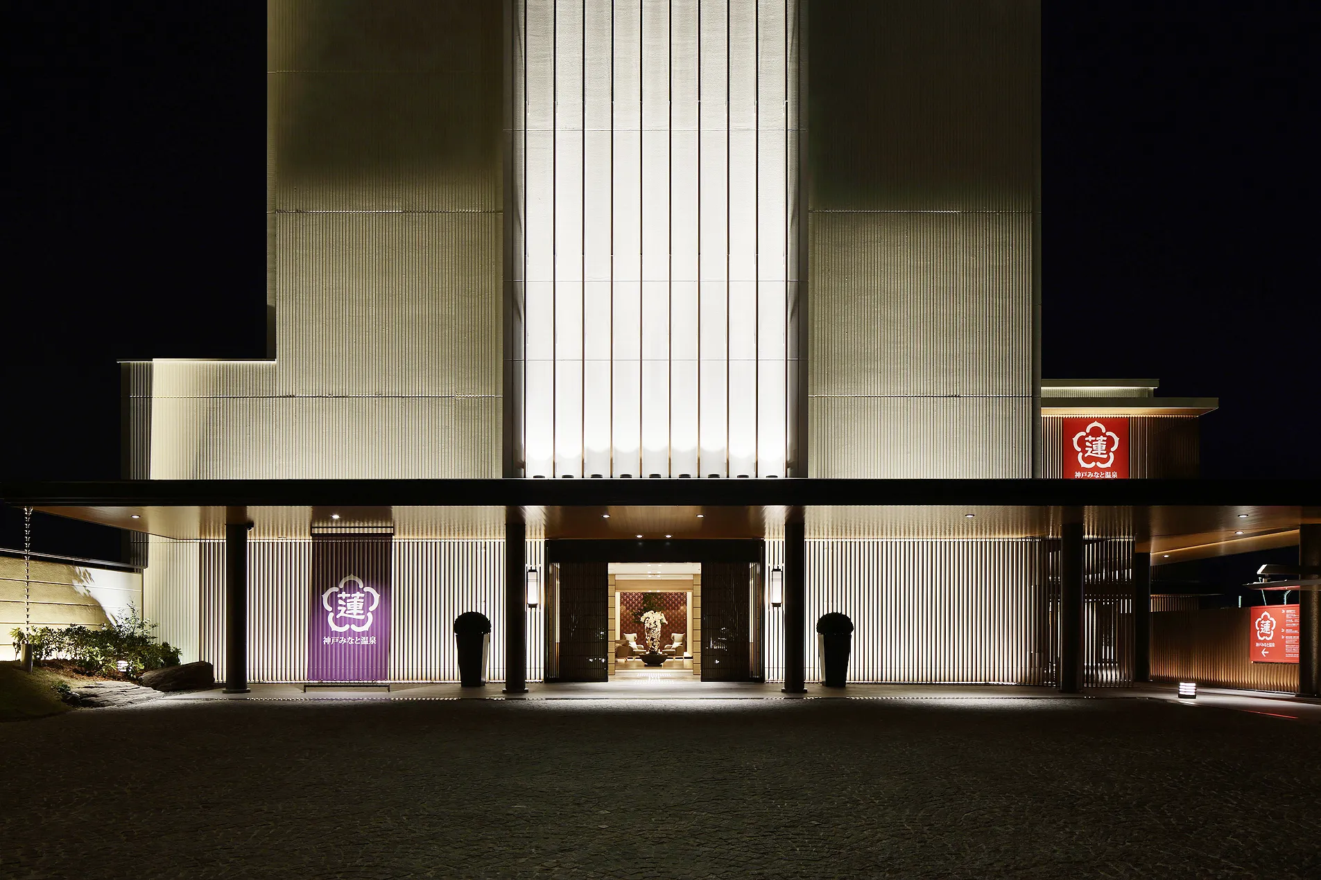 エントランス外観（夜景）