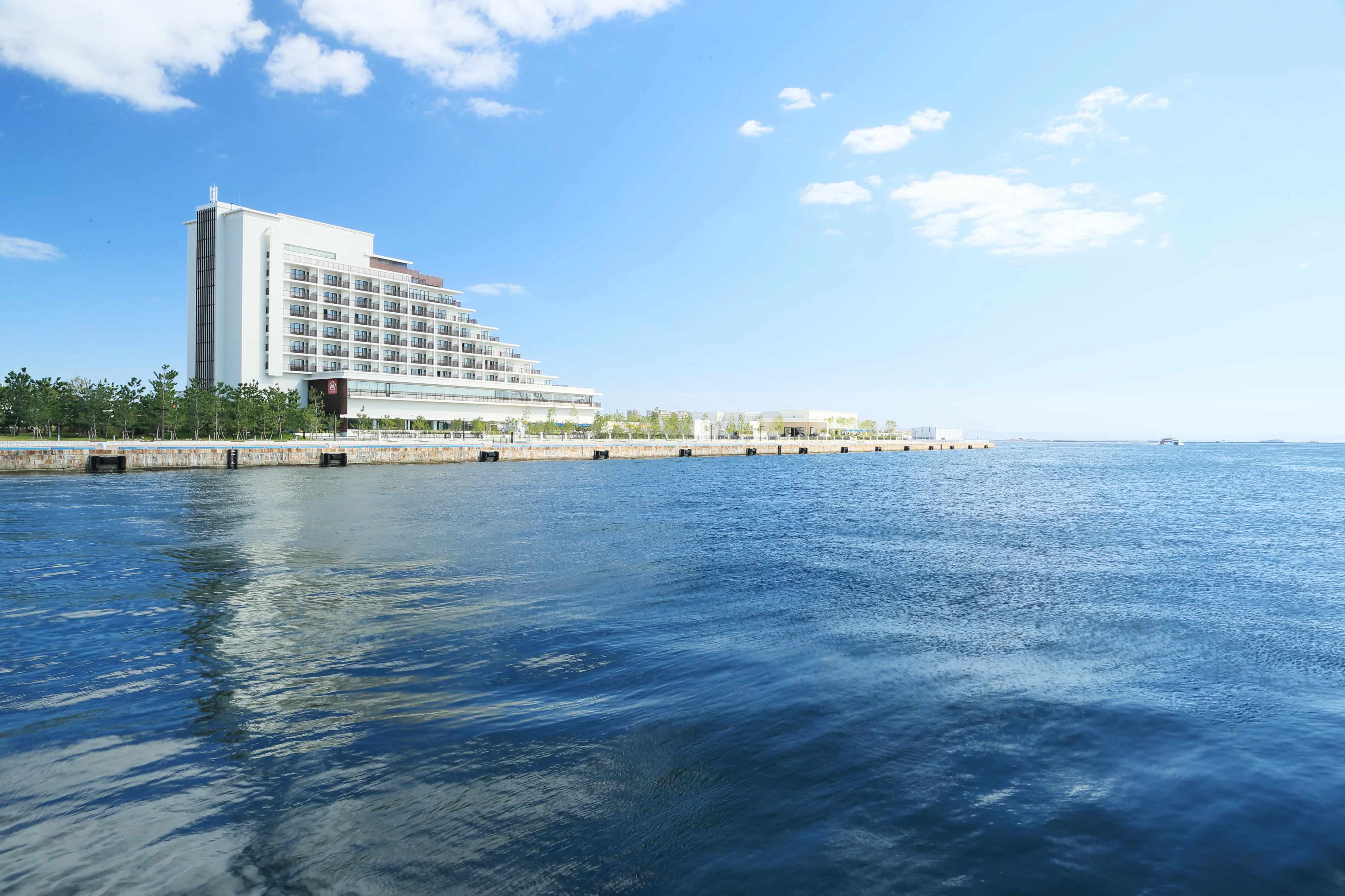 神戸みなと温泉 蓮 海沿いの外観風景